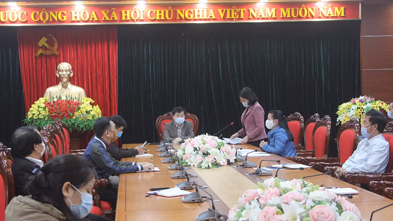Đồng chí Nguyễn Văn Chương, Phó Chủ tịch UBND tỉnh Hòa Bình (giữa) triệu tập cuộc họp ngay trong đêm 30-1 để triển khai công tác phòng, chống dịch.