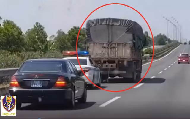 Lực lượng CSGT thuộc Cục CSGT đã tiến hành lập biên bản xử lý đối với một lái xe tải với hành vi không nhường đường cho đoàn xe ưu tiên trên cao tốc Pháp Vân - Cầu Giẽ, ngày 21-6-2020. (Ảnh: Cục CSGT). 