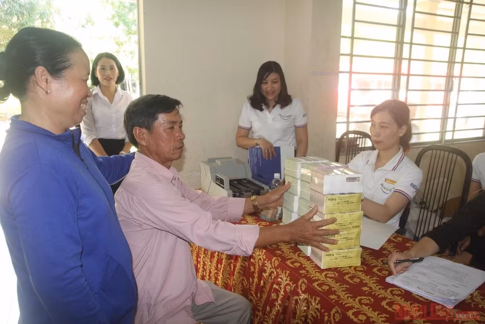 Người dân nhận tiền bồi thường, hỗ trợ tái định cư Dự án Cảng HKQT Long Thành. (ẢNH: THIÊN VƯƠNG)