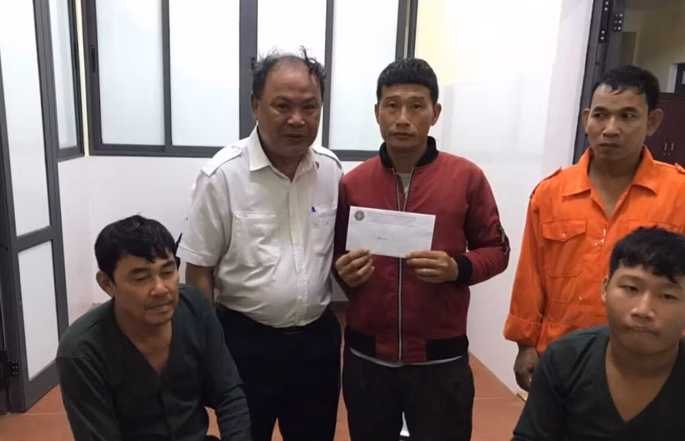 Cứu 11 thuyền viên bị chìm tàu, mất tích trên biển -0