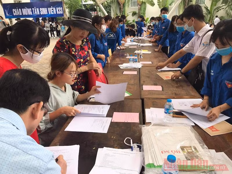 Sinh viên làm thủ tục nhập học tại Trường đại học Thăng Long sáng 5-10. Ảnh: THẠCH PHAN