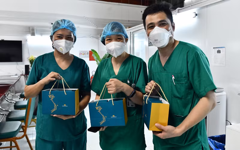 Quà tặng các y, bác sĩ tuyến đầu tại Bệnh viện dã chiến.