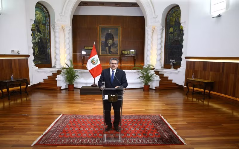 Tổng thống lâm thời Peru Manuel Merino thông báo từ chức. (Ảnh: AP)