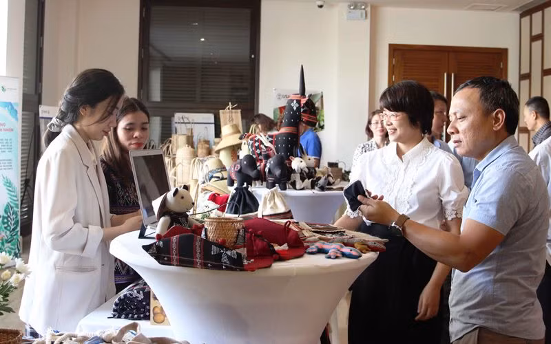 Khách tham quan các sản phẩm địa phương do Dự án Trường Sơn Xanh tài trợ.