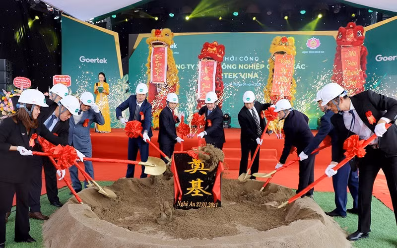 Công ty TNHH Công nghiệp chính xác Goertek Vina khởi công xây dựng nhà máy chế tạo sản phẩm điện tử, phương tiện thiết bị mạng với tổng mức đầu tư hai giai đoạn 500 triệu USD, giải quyết việc làm cho khoảng 30.000 lao động.