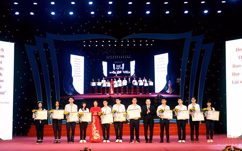 Lãnh đạo thành phố Hà Nội trao Bằng khen cho các học sinh có thành tích xuất sắc. (Ảnh: THẢO PHẠM)
