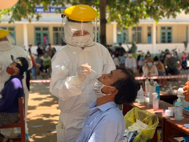 Ngành y tế Quảng Ngãi tăng tốc xét nghiệm cho người dân phường Phổ Thạnh và xã Phổ Châu, vùng dịch tâm dịch Covid-19.