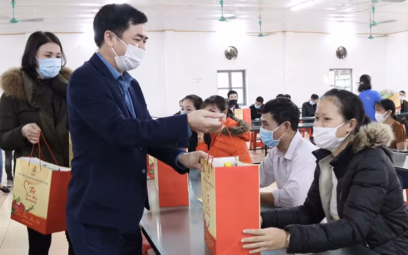 Ông Bùi Xuân Vinh, Chủ tịch Liên đoàn Lao động tỉnh Thái Bình trao quà Tết cho công nhân tại Khu công nghiệp Phúc Khánh.