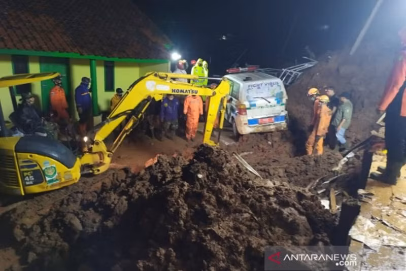 Vụ rơi máy bay tại Indonesia: Chuyển hai túi chứa các phần thi thể tới bệnh viện -0