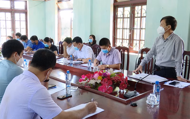 Huyện Phù Yên họp khẩn tại xã Mường Do về 2 trường hợp F0 tại bản Bãi Lươn.