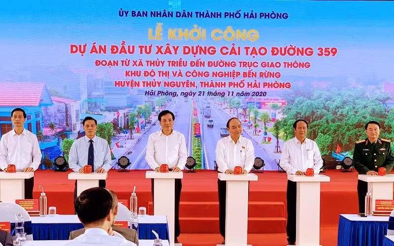 Thủ tướng Chính phủ Nguyễn Xuân Phúc dự và nhấn nút khởi công công trình.