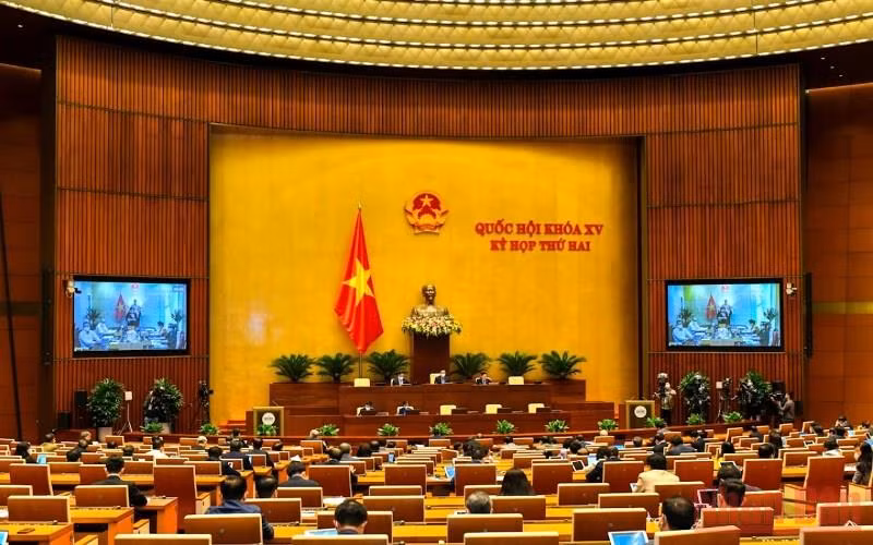 Quốc hội thảo luận trực tuyến tại hội trường sáng 24/10. (Ảnh: LINH NGUYÊN)
