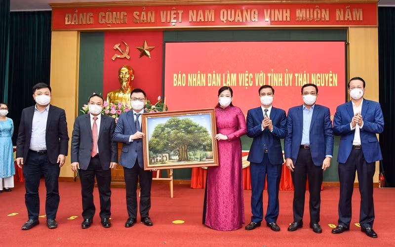 Đồng chí Lê Quốc Minh, Tổng Biên tập Báo Nhân Dân tặng tranh cây đa Hàng Trống cho các đồng chí lãnh đạo tỉnh Thái Nguyên.