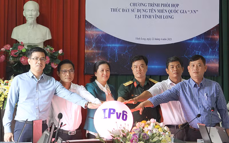  Sở Thông tin và Truyền thông tỉnh Vĩnh Long phối hợp với các đơn vị nâng cao ứng dụng công nghệ thông tin trên địa bàn tỉnh. (Ảnh: Bá Dũng).