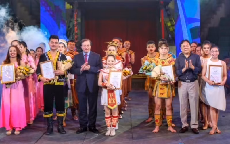 Ban Tổ chức trao giải cho các nghệ sĩ có tiết mục đạt giải nhất.