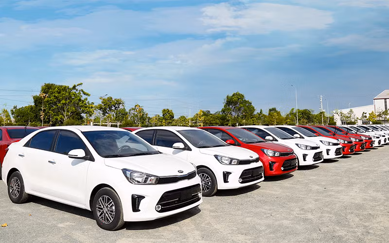 Lô hàng 80 xe Kia Soluto được đưa xuống cảng Chu Lai để xuất khẩu sang Myanmar.