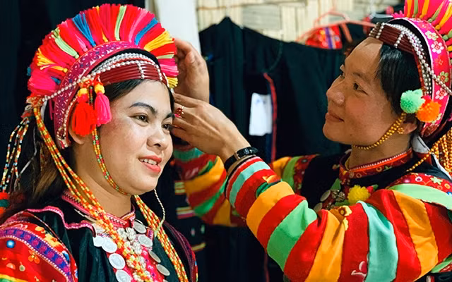 Phụ nữ La Hủ trong trang phục truyền thống.