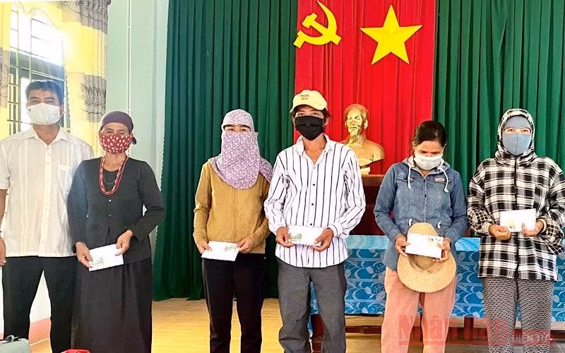 Bí thư Huyện uỷ Ba Tơ Đinh Ngọc Vỹ thăm hỏi, trao quà hỗ trợ cho bà con H’rê gặp khó khăn do dịch Covid-19