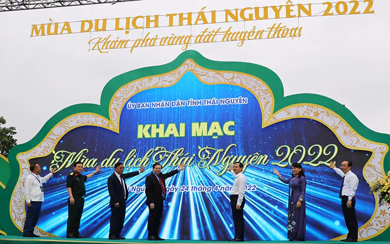 Lãnh đạo Bộ Văn hóa, Thể thao và Du lịch và lãnh đạo tỉnh Thái Nguyên khai mạc mùa du lịch 2022.