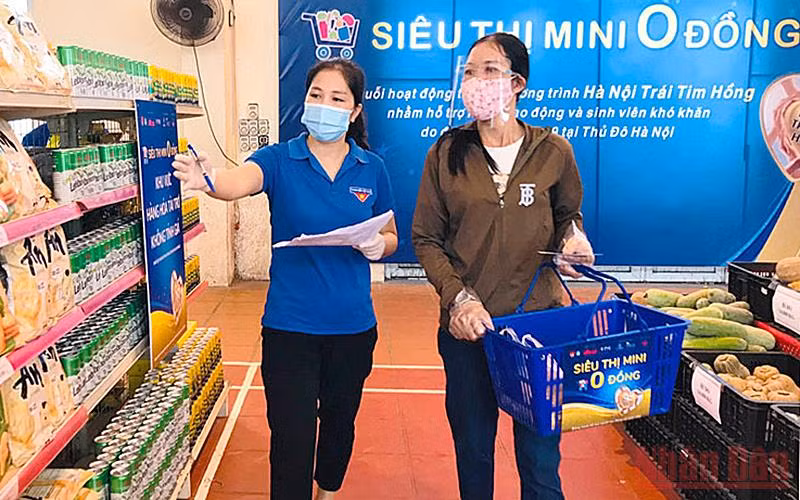 Đoàn viên, thanh niên tình nguyện hỗ trợ người dân chọn hàng tại “Siêu thị mini 0 đồng” thị xã Sơn Tây.