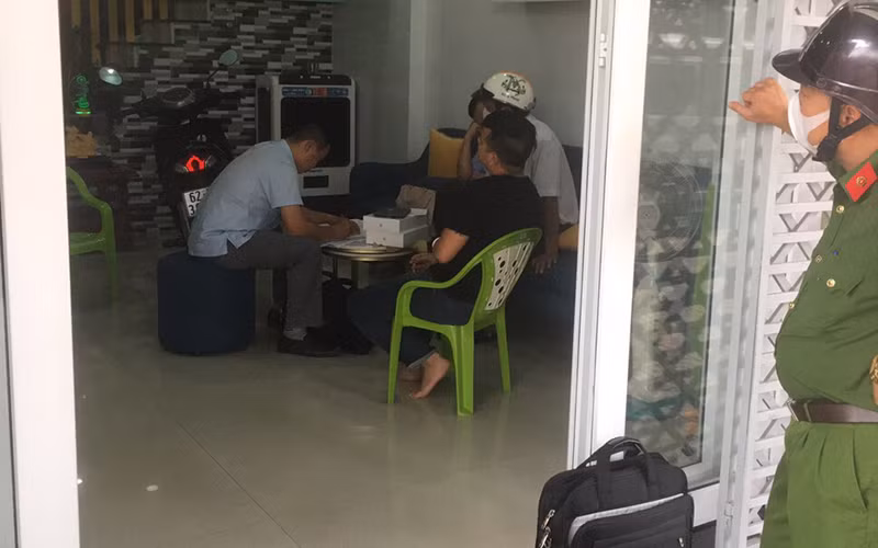 Công an TP Cần Thơ bắt Trương Châu Hữu Danh (áo đen, phía ngoài) tại nhà riêng ở tỉnh Long An tháng 12/2020. Ảnh: Thanh Phong