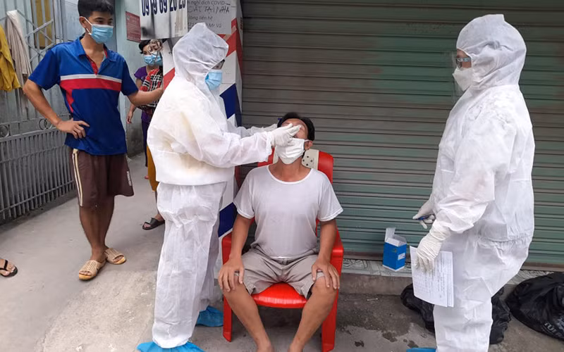 Lấy mẫu xét nghiệm SARS-CoV-2 cho người dân ở thành phố Biên Hòa, tỉnh Đồng Nai.