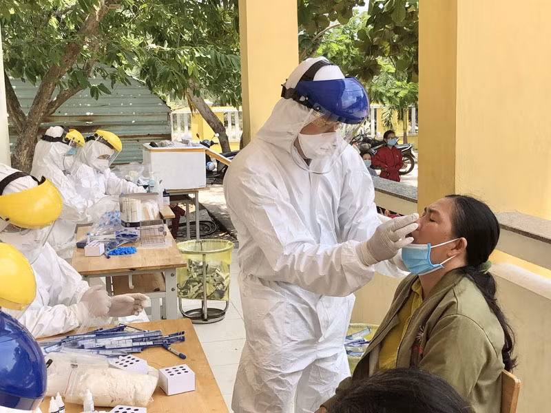 Khẩn trương xét nghiệm, test nhanh cho người dân Phổ Châu và Phổ Thạnh nhằm sàng lọc, phát hiện sớm ca bệnh trong cộng đồng. 