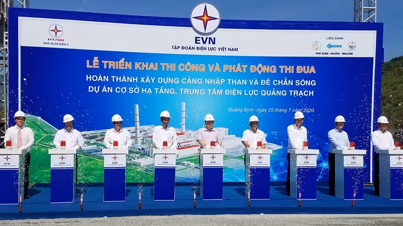 Bấm nút khởi công các công trình hạ tầng của Trung tâm Điện lực Quảng Trạch.