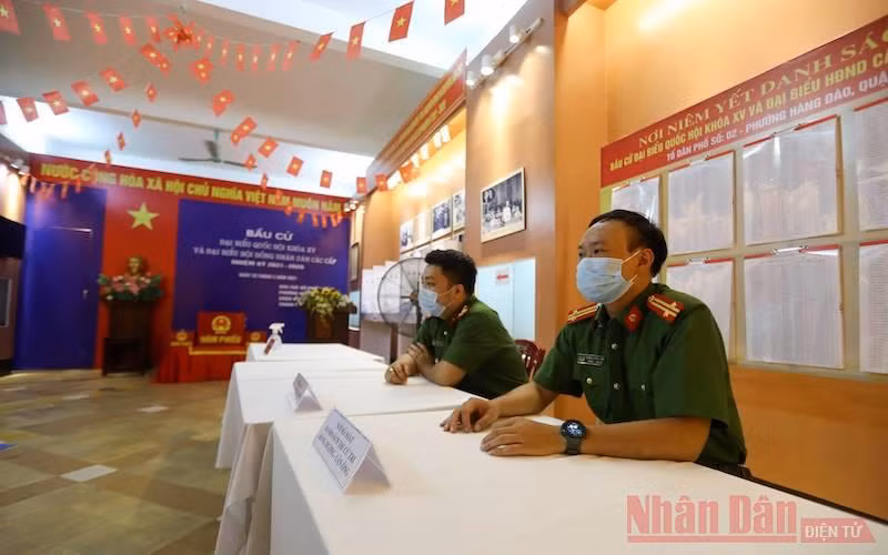 Trắng đêm bảo vệ an toàn các điểm bầu cử