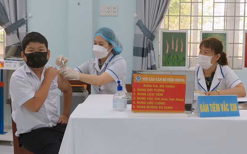 Triển khai tiêm vaccine phòng Covid-19 cho học sinh lớp 6 tại điểm Trường Tiểu học Kim Đồng (thành phố Tuy Hòa, tỉnh Phú Yên).