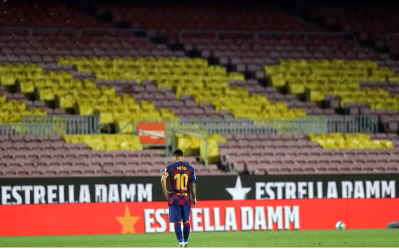 Messi thất vọng khi Barca không thể bảo vệ thành công cúp vô địch La Liga. (Ảnh: FC Barcelona)