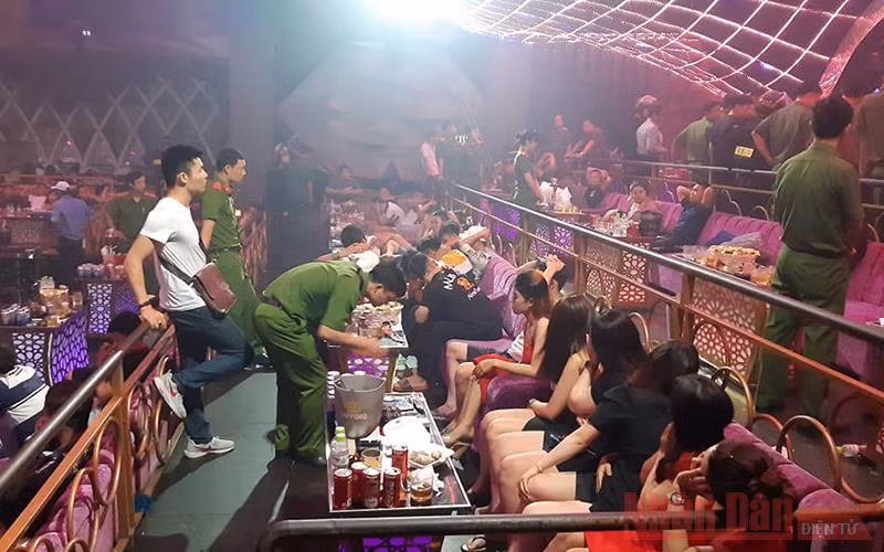 Lực lượng công an kiểm tra bên trong quán.