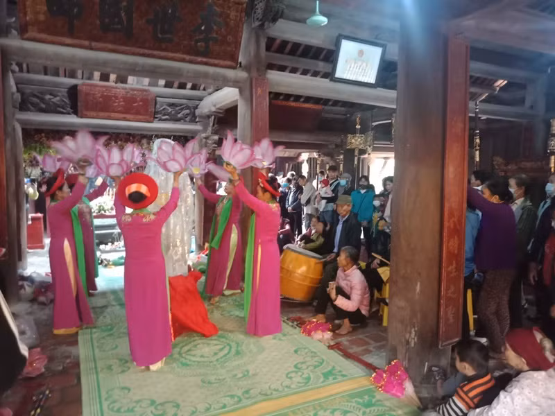 Hàng nghìn khách hành hương đến chiêm bái, dâng hương tại lễ hội chùa Keo -0