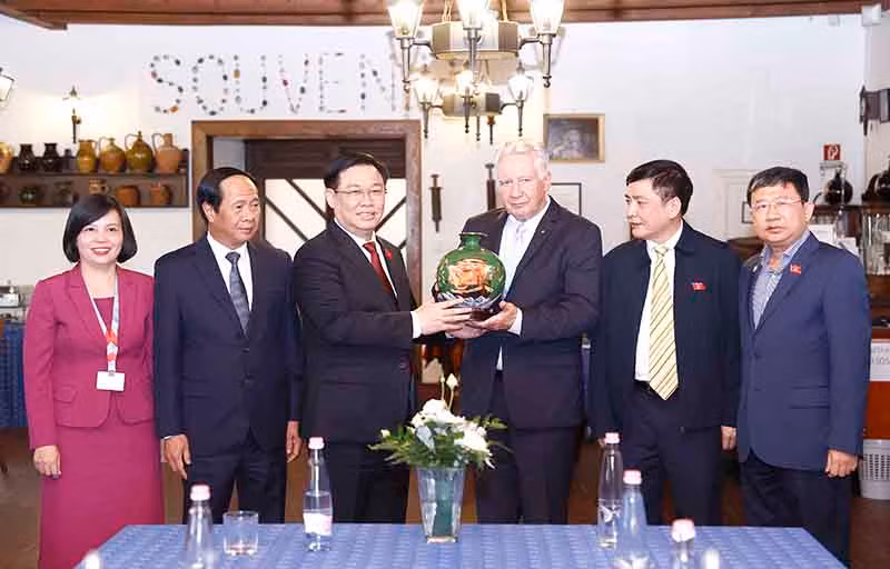 Chủ tịch Quốc hội Vương Đình Huệ thăm thành phố Albertirsa và tiếp Phó Chủ tịch Quốc hội Hungary Istvan Jakab -0