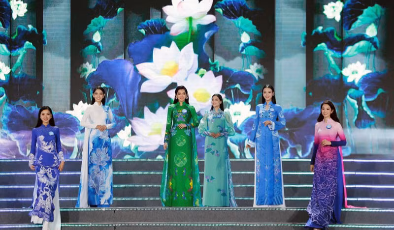 Các thí sinh trình diễn trang phục áo dài.
