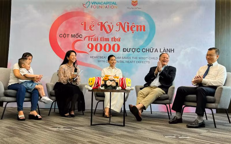 Bé Thành Danh, trẻ em thứ 9.000 được phẫu thuật, điều trị tim miễn phí thành công và các khách mời giao lưu tại chương trình.