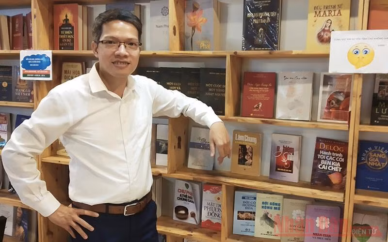 Tác giả Khúc Hồng Thiện, người sáng lập Thư viện Hồng Châu, một trong những thư viện cộng đồng mang ý nghĩa và có sức lan tỏa mạnh mẽ.