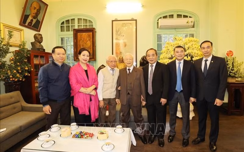 Tổng Bí thư Nguyễn Phú Trọng thắp hương tưởng niệm các đồng chí cố Tổng Bí thư của Đảng -0