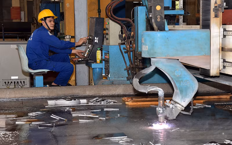 Công nhân Công ty TNHH một thành viên đóng tàu Hồng Hà điều khiển máy cắt vỏ tàu thủy. Ảnh: QUANG ANH