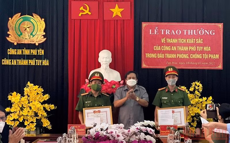 Ông Huỳnh Trang, Cục trưởng Cục Quản lý thị trường tỉnh Phú Yên , Phó Trưởng Ban Thường trực Ban Chỉ đạo 389 tỉnh, trao giấy khen cho các tập thể thuộc Công an thành phố Tuy Hòa. (Ảnh: KHANG ANH)