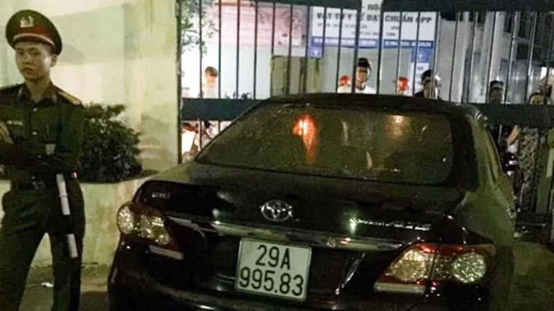 Chiếc xe ô-tô do ông Nguyễn Văn Điều lái gây tai nạn tại TP Thái Bình rồi bỏ chạy, chiều 8-5. (Ảnh NDCC)