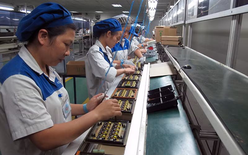 Sản xuất linh kiện điện tử phục vụ công nghiệp chế tạo tại Công ty TNHH điện tử 4P. Ảnh: TRANG LY