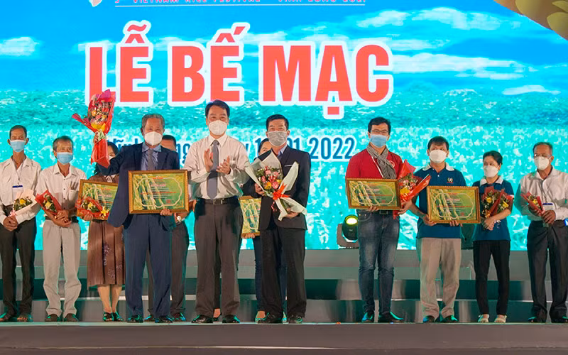 Chủ tịch UBND tỉnh Vĩnh Long Lữ Quang Ngời trao giải Nhất cuộc thi Gạo ngon thương hiệu Việt cho sản phẩm gạo Ngọc trời Thiên Vương (LT 28) của Công ty cổ phần Tập đoàn Lộc Trời.