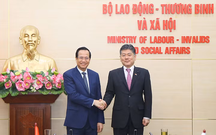 Bộ trưởng Lao động-Thương binh và Xã hội Đào Ngọc Dung tiếp Bộ trưởng Tư pháp Nhật Bản Furukawa Yoshihisa (Ảnh: Molisa).