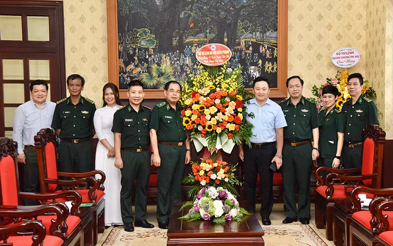 Phó Tổng Biên tập Phan Văn Hùng tiếp đoàn đại biểu Bộ Tư lệnh Bộ đội Biên phòng. (Ảnh: TRẦN HẢI)