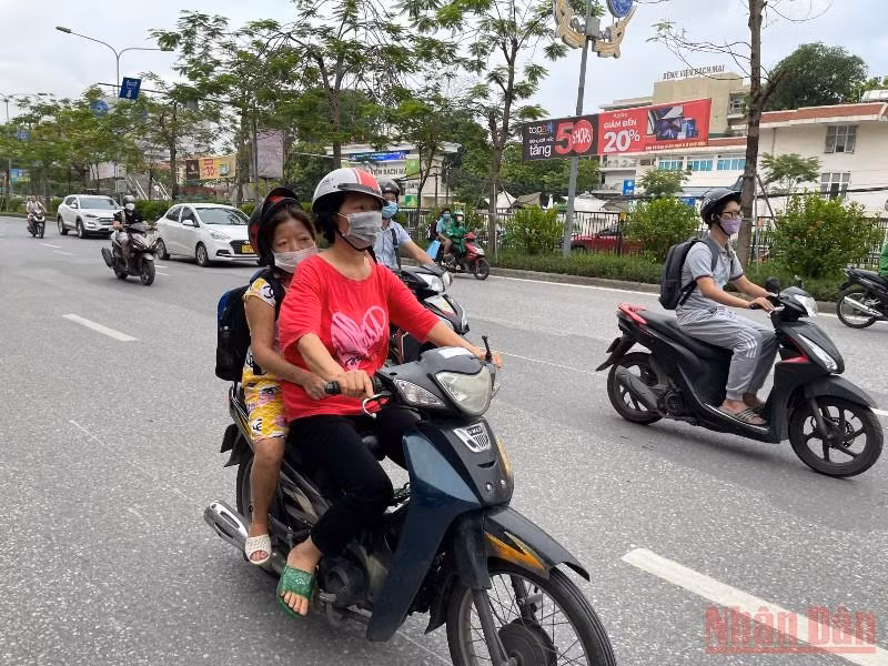 Nữ tài xế đặc biệt nhất xóm chạy thận Hà Nội -0