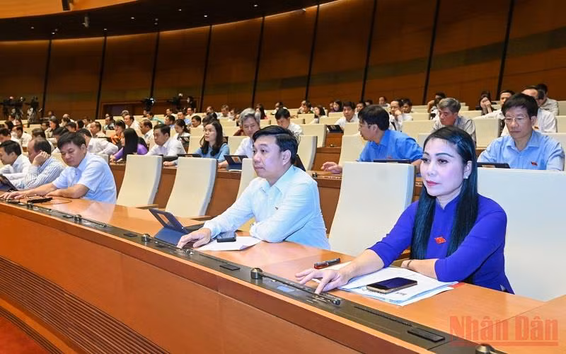 Đại biểu Quốc hội biểu quyết thông qua Nghị quyết về thí điểm mô hình tổ chức hoạt động lao động, hướng nghiệp, dạy nghề cho phạm nhân ngoài trại giam. (Ảnh: LINH NGUYÊN)