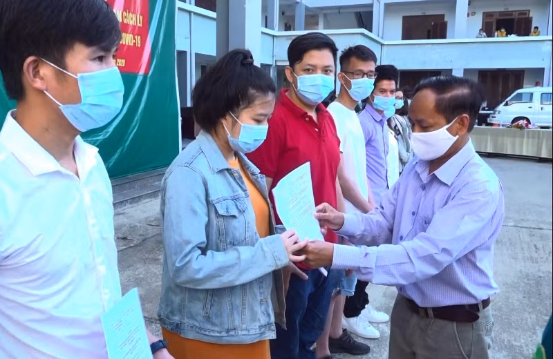 Trao Giấy chứng nhận hoàn thành thời gian cách ly cho công dân trở về từ Nhật Bản.