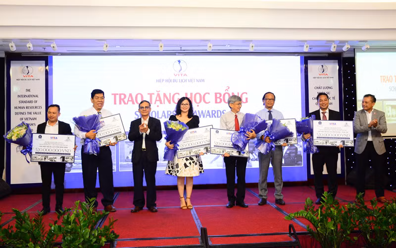 Trao học bổng cho các địa phương trong buổi phát động chương trình.