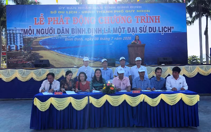 Các địa phương trong tỉnh Bình Định ký Bản cam kết triển khai các hoạt động của chương trình “Mỗi người dân Bình Định là một Đại sứ du lịch”.